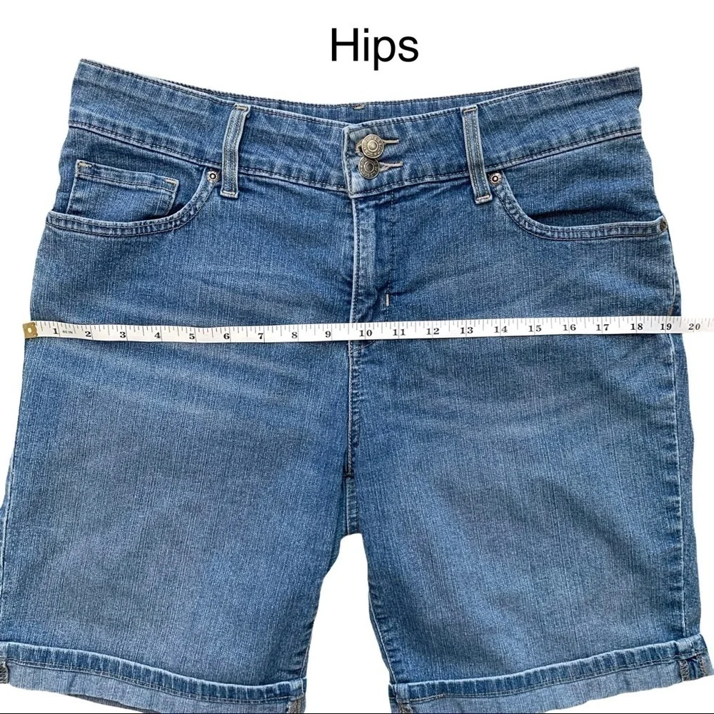 Levi's Signature Medium Wash Blue Jean Shorts Size 30